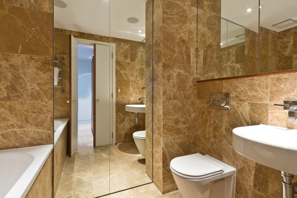 Modernes Badezimmer mit Wandwaschbecken und Wandtoilette in London