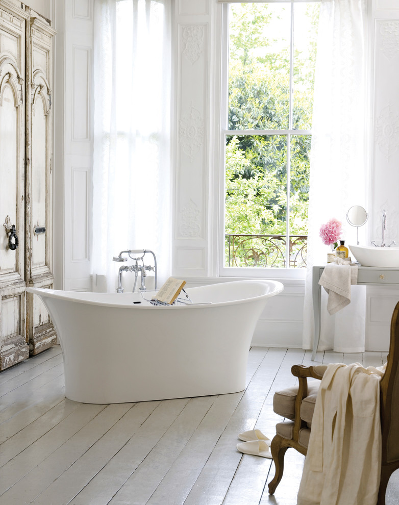 На фото: большая главная ванная комната в классическом стиле с отдельно стоящей ванной, белыми стенами, светлым паркетным полом, настольной раковиной и серым полом