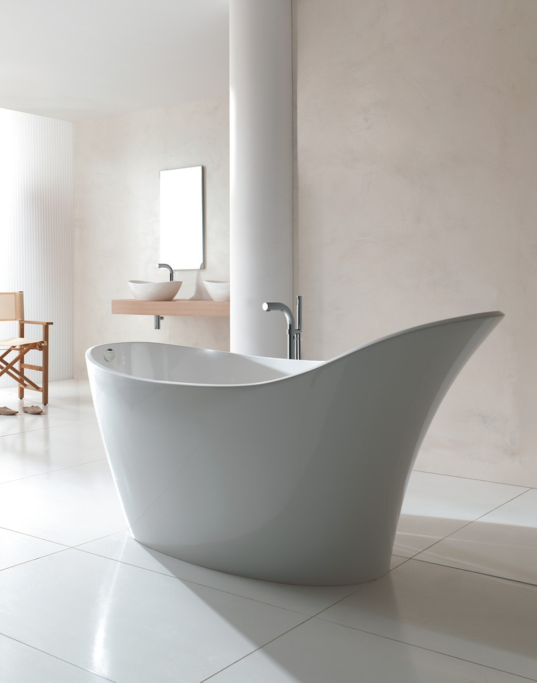 Modelo de cuarto de baño principal contemporáneo grande con bañera exenta, paredes beige, lavabo sobreencimera, encimera de madera y suelo blanco