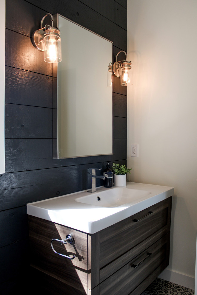 Foto di una stanza da bagno minimalista di medie dimensioni con ante in stile shaker, ante in legno scuro, pareti multicolore, lavabo integrato e top bianco