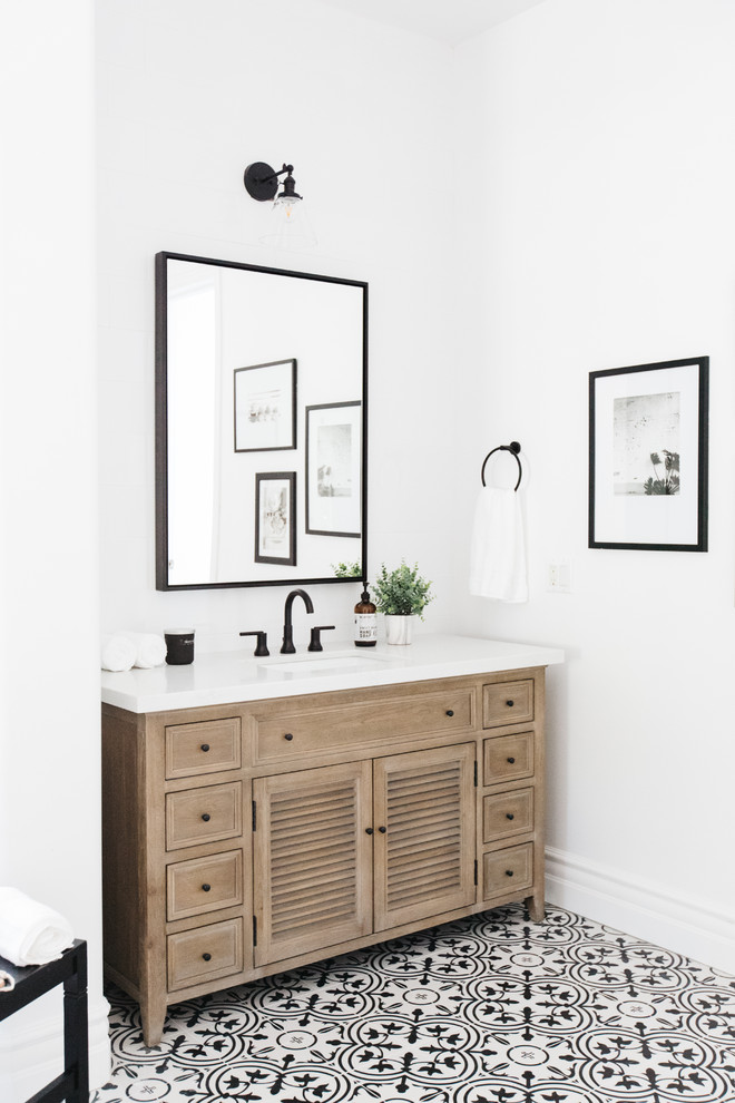 Exempel på ett klassiskt vit vitt badrum, med skåp i mellenmörkt trä, ett fristående badkar, en dubbeldusch, vit kakel, keramikplattor, vita väggar, klinkergolv i porslin, ett undermonterad handfat, bänkskiva i kvarts, med dusch som är öppen och luckor med lamellpanel
