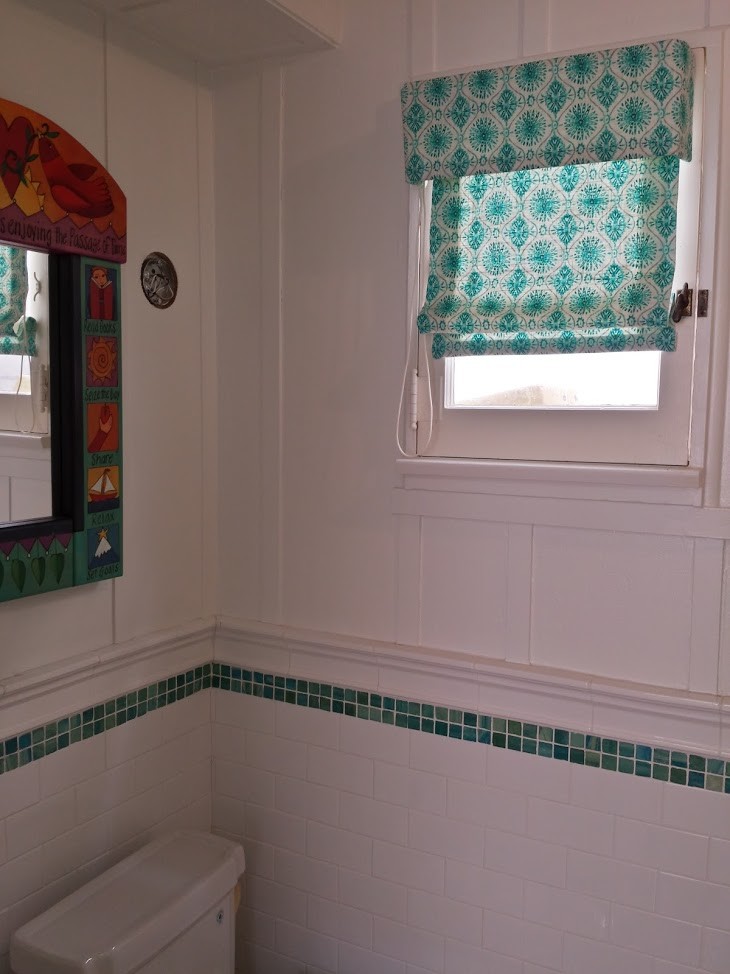 Kleines Maritimes Duschbad mit Toilette mit Aufsatzspülkasten, weißen Fliesen, Keramikfliesen und weißer Wandfarbe in Orange County