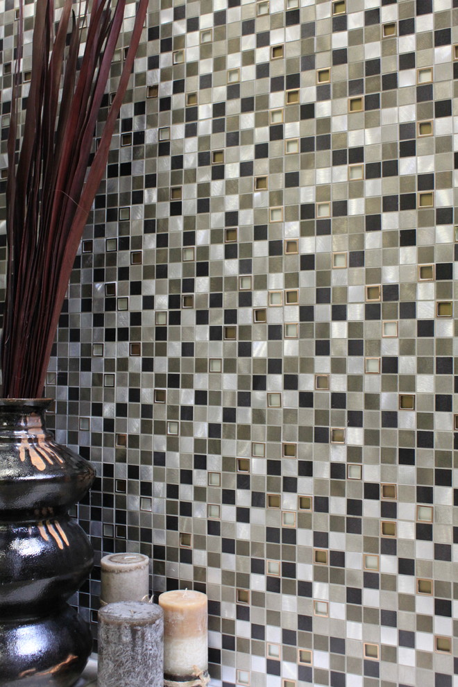 Foto de cuarto de baño contemporáneo con baldosas y/o azulejos en mosaico