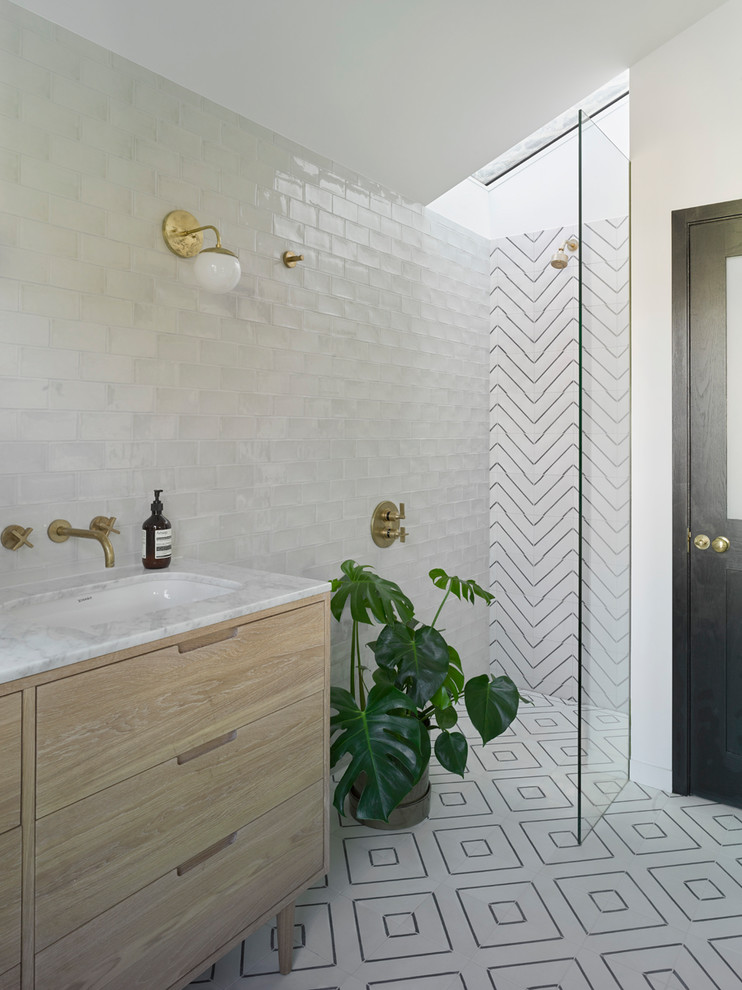 Inspiration för ett funkis badrum med dusch, med skåp i ljust trä, våtrum, svart och vit kakel, flerfärgad kakel, vit kakel, ett undermonterad handfat, flerfärgat golv, med dusch som är öppen och släta luckor