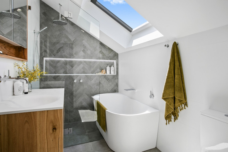 Esempio di una piccola stanza da bagno contemporanea con ante in legno scuro, WC monopezzo, piastrelle grigie, lavabo integrato, top in superficie solida, porta doccia a battente e top bianco