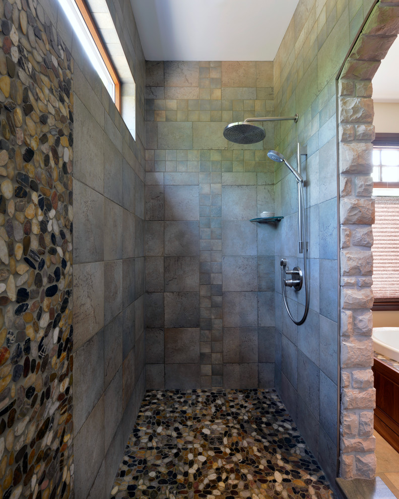 Imagen de cuarto de baño rústico con suelo de baldosas tipo guijarro, suelo de baldosas tipo guijarro, ventanas y piedra