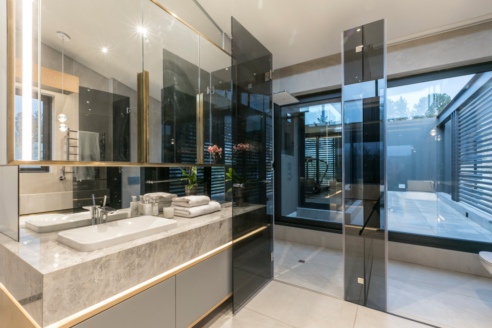 Esempio di una stanza da bagno contemporanea con ante lisce, ante grigie, lavabo da incasso, pavimento grigio, top grigio, un lavabo e mobile bagno sospeso