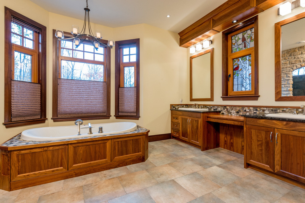 Идея дизайна: большая главная ванная комната в стиле рустика с накладной ванной, бежевыми стенами, фасадами с утопленной филенкой, фасадами цвета дерева среднего тона, разноцветной плиткой и галечной плиткой