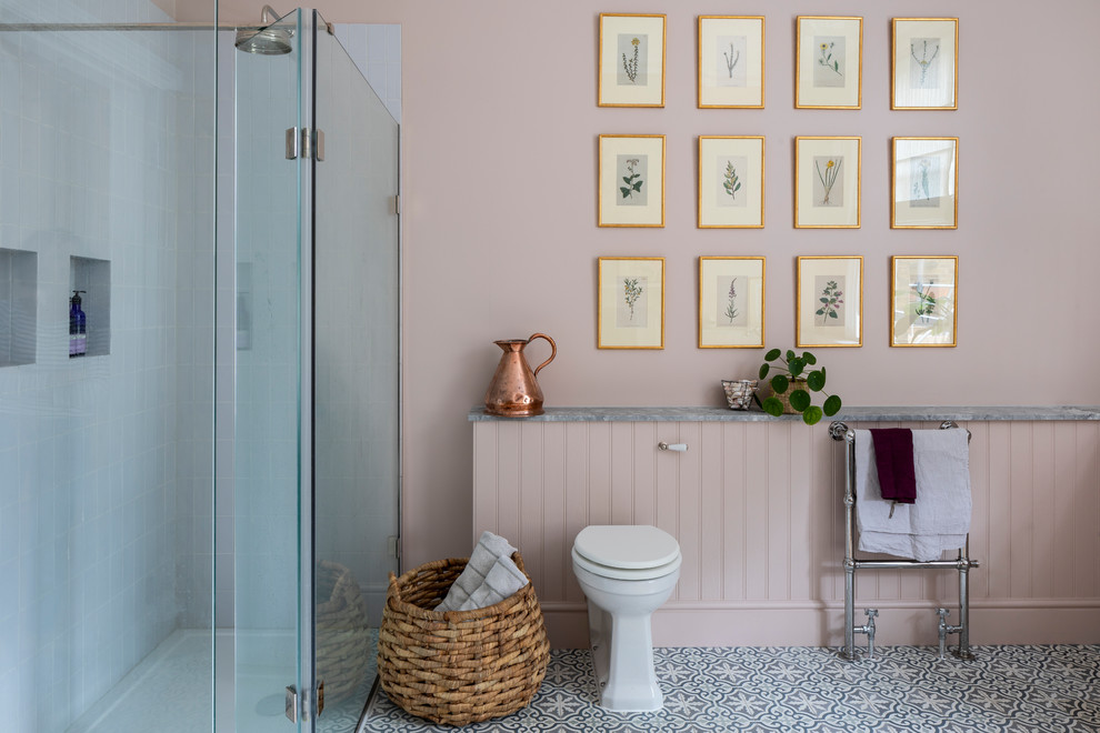 Klassisches Badezimmer En Suite mit Kassettenfronten, Löwenfuß-Badewanne und Granit-Waschbecken/Waschtisch in London