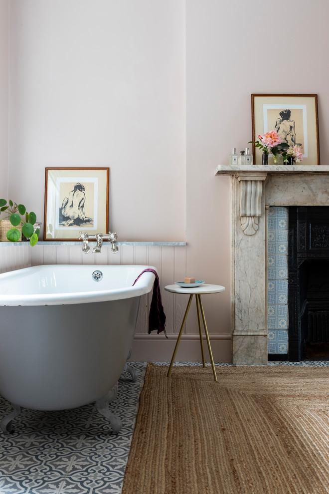 Idéer för vintage en-suite badrum, med luckor med profilerade fronter, ett badkar med tassar och granitbänkskiva