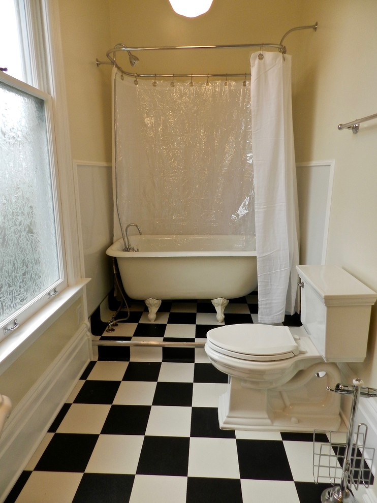Идея дизайна: главная ванная комната среднего размера в викторианском стиле с плоскими фасадами, белыми фасадами, ванной на ножках, душем над ванной, раздельным унитазом, разноцветными стенами, полом из винила и раковиной с пьедесталом