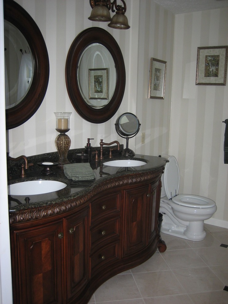 Foto di una stanza da bagno padronale vittoriana di medie dimensioni con ante con bugna sagomata, ante in legno bruno, WC a due pezzi, piastrelle nere, pareti beige, pavimento in gres porcellanato, top in granito e pavimento beige