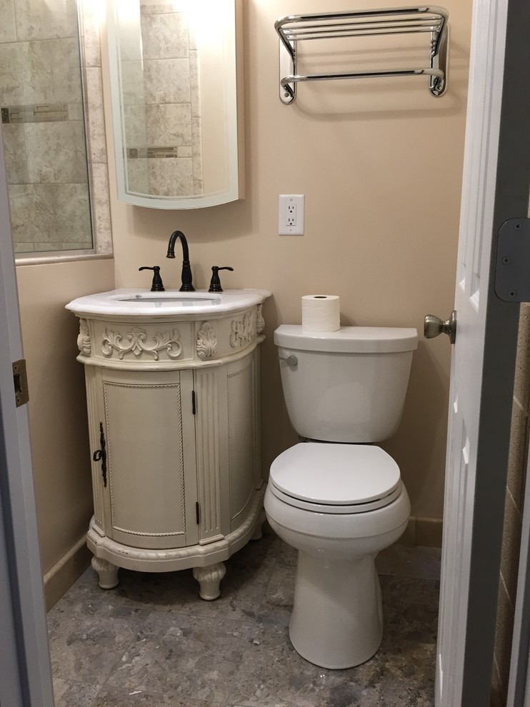 Foto på ett litet vintage badrum med dusch, med möbel-liknande, en öppen dusch, en toalettstol med separat cisternkåpa, flerfärgad kakel, porslinskakel, marmorgolv, ett undermonterad handfat och marmorbänkskiva