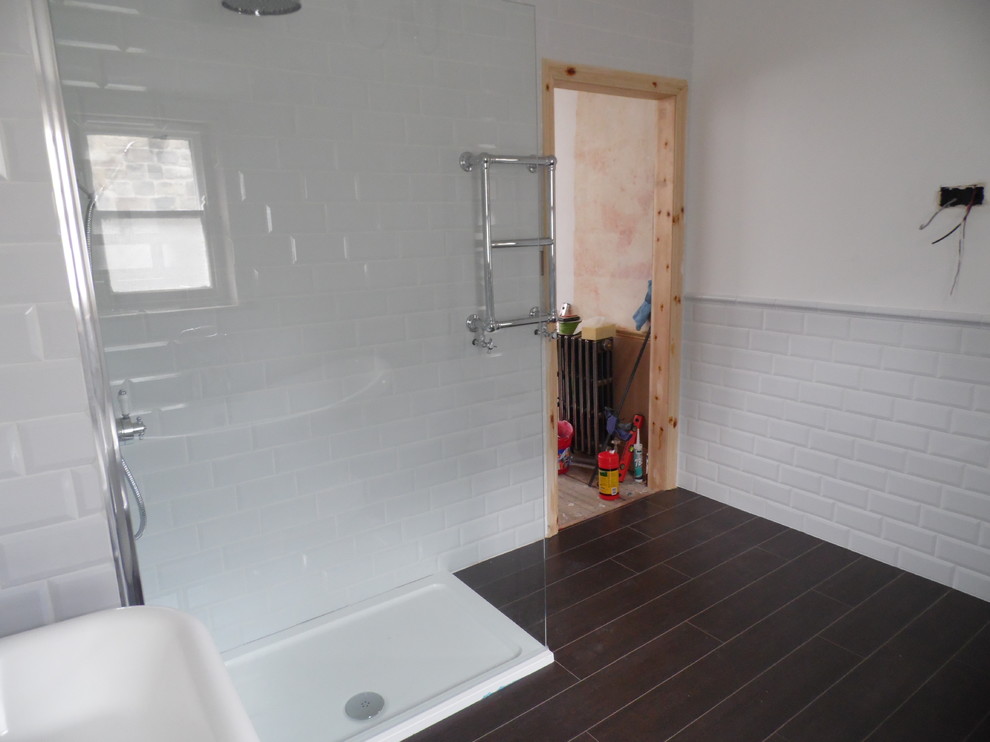 Свежая идея для дизайна: главная ванная комната среднего размера в классическом стиле с подвесной раковиной, белой плиткой, керамической плиткой и белыми стенами - отличное фото интерьера