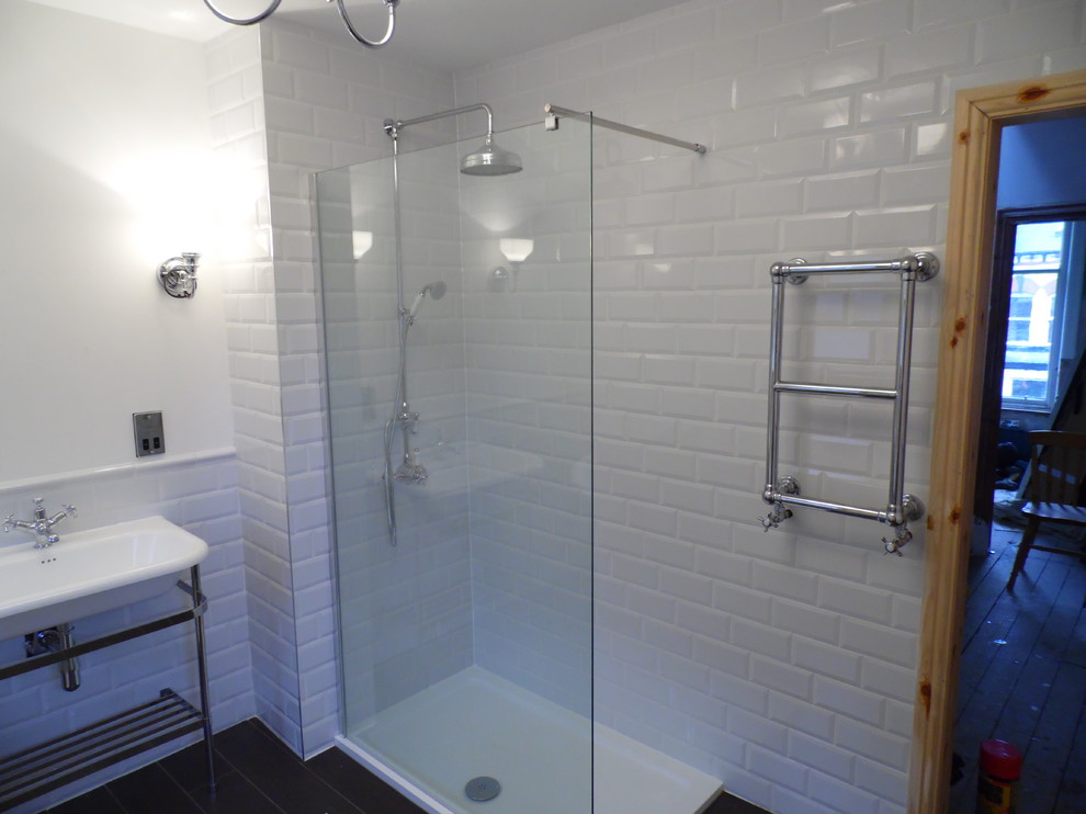 Klassisches Badezimmer mit Wandwaschbecken, weißen Fliesen, Keramikfliesen und weißer Wandfarbe in Sonstige
