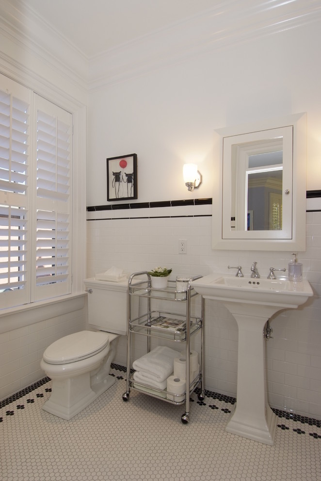 Стильный дизайн: большая детская ванная комната в викторианском стиле с раковиной с пьедесталом, душем над ванной, раздельным унитазом, белой плиткой, керамической плиткой, белыми стенами, ванной в нише и полом из мозаичной плитки - последний тренд