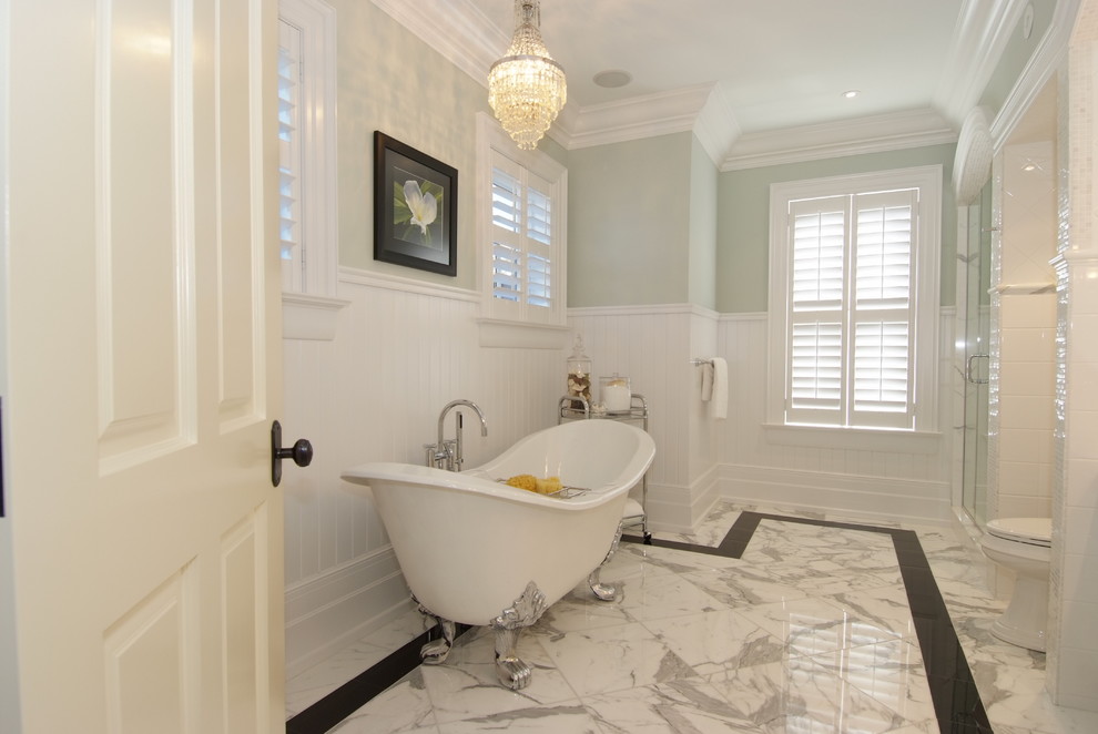 На фото: большая главная ванная комната в викторианском стиле с ванной на ножках, душем в нише, белой плиткой, керамической плиткой, зелеными стенами и мраморным полом с