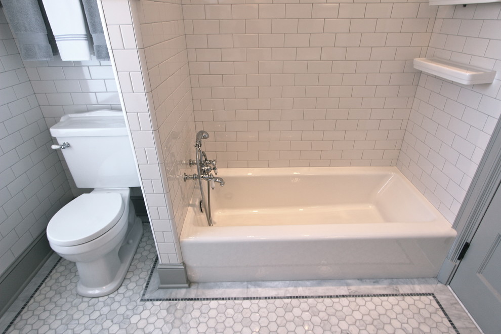 Idee per una piccola stanza da bagno tradizionale con vasca ad alcova, vasca/doccia, WC a due pezzi, piastrelle bianche, piastrelle diamantate e pavimento in marmo