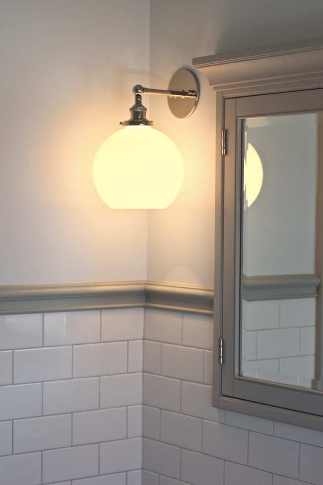 Idée de décoration pour une petite salle de bain tradition avec des portes de placard grises, un carrelage blanc et un carrelage métro.