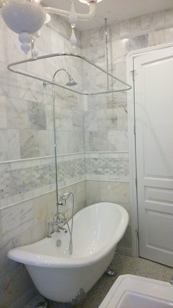 На фото: главная ванная комната среднего размера в викторианском стиле с отдельно стоящей ванной, душем над ванной, унитазом-моноблоком, белой плиткой, мраморной плиткой, белыми стенами, полом из мозаичной плитки, раковиной с пьедесталом, серым полом и шторкой для ванной