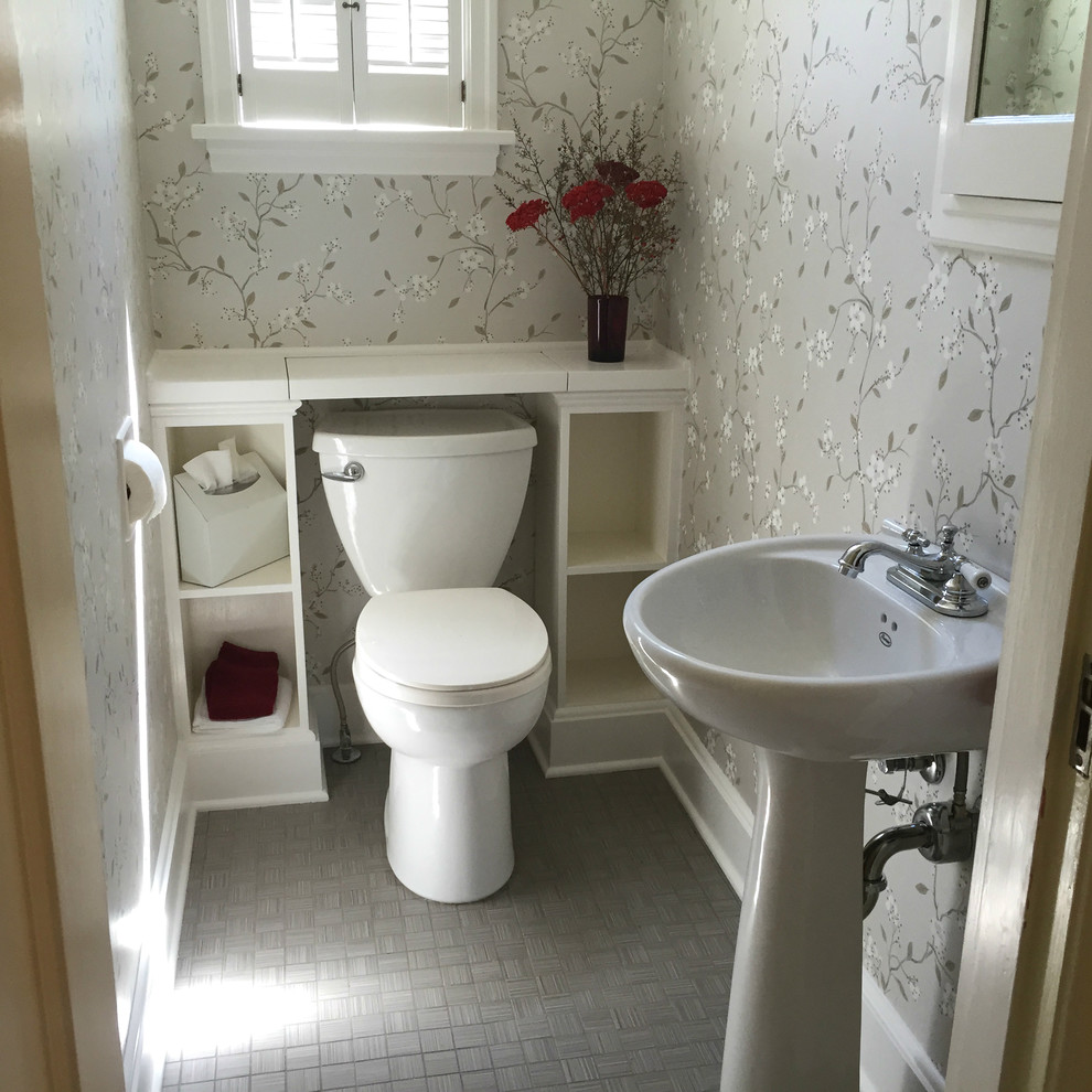 Ispirazione per una piccola stanza da bagno vittoriana con lavabo a colonna, WC a due pezzi, piastrelle grigie, piastrelle in ceramica, pareti grigie e pavimento con piastrelle in ceramica