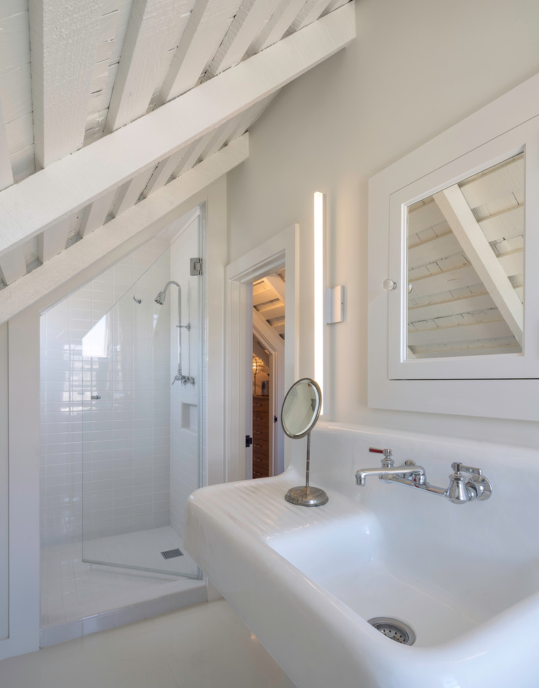 Esempio di una stanza da bagno scandinava con lavabo sospeso, doccia alcova, piastrelle bianche, piastrelle diamantate e pareti bianche