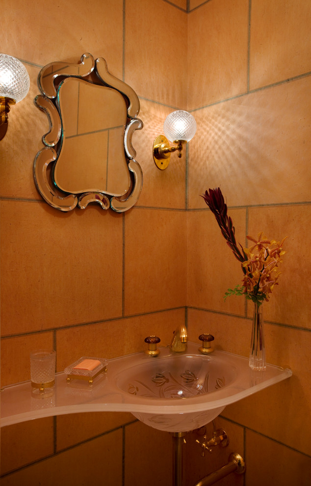 Modelo de cuarto de baño clásico pequeño con aseo y ducha y lavabo integrado
