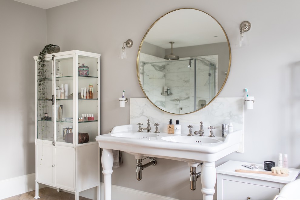Mittelgroßes Klassisches Badezimmer mit grauer Wandfarbe, Waschtischkonsole, weißer Waschtischplatte, freistehender Badewanne, Marmorfliesen und Marmor-Waschbecken/Waschtisch in Dorset