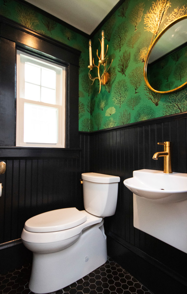 Ejemplo de cuarto de baño tradicional pequeño con sanitario de dos piezas, paredes verdes, suelo de baldosas de porcelana, aseo y ducha, lavabo suspendido y suelo negro