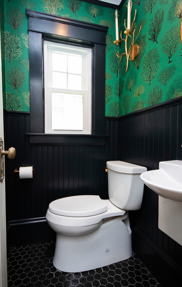 Cette photo montre un petit WC et toilettes victorien avec WC séparés, un mur vert, un sol en carrelage de porcelaine, un lavabo suspendu et un sol noir.
