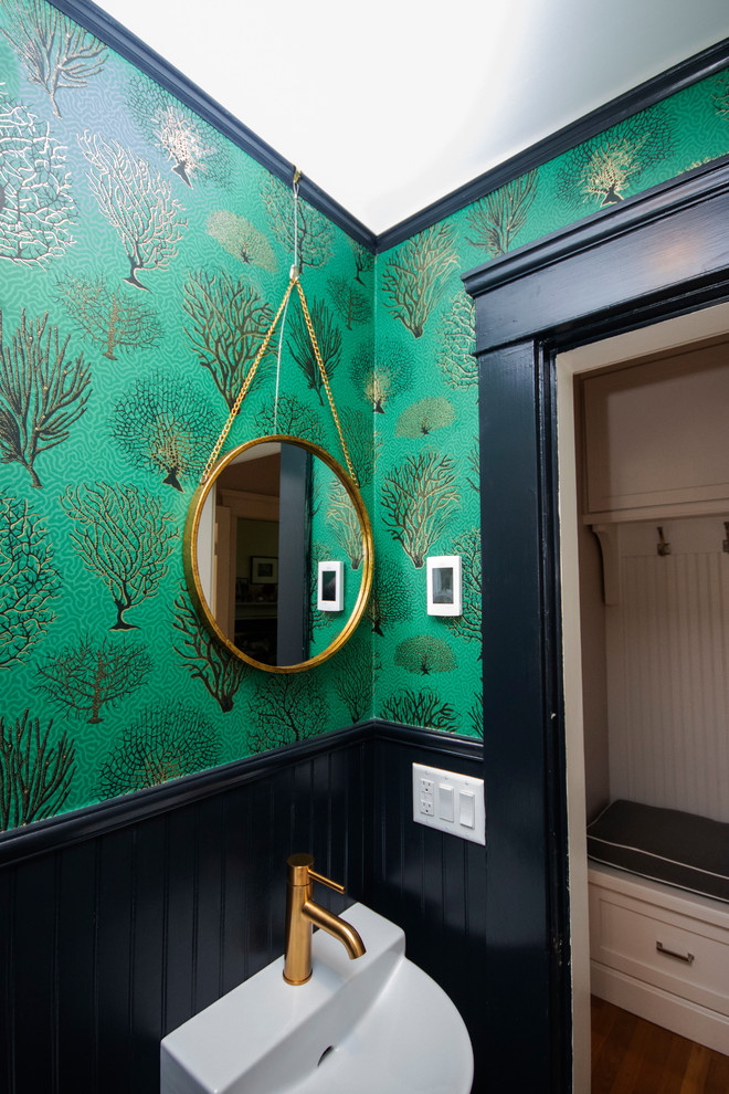 Идея дизайна: маленький туалет в викторианском стиле с раздельным унитазом, зелеными стенами, полом из керамогранита, подвесной раковиной и черным полом для на участке и в саду
