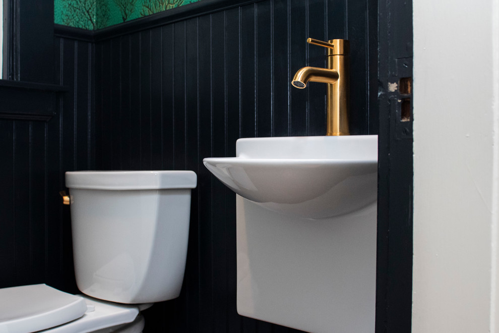 Immagine di una piccola stanza da bagno con doccia vittoriana con WC a due pezzi, pareti verdi, pavimento in gres porcellanato, lavabo sospeso e pavimento nero