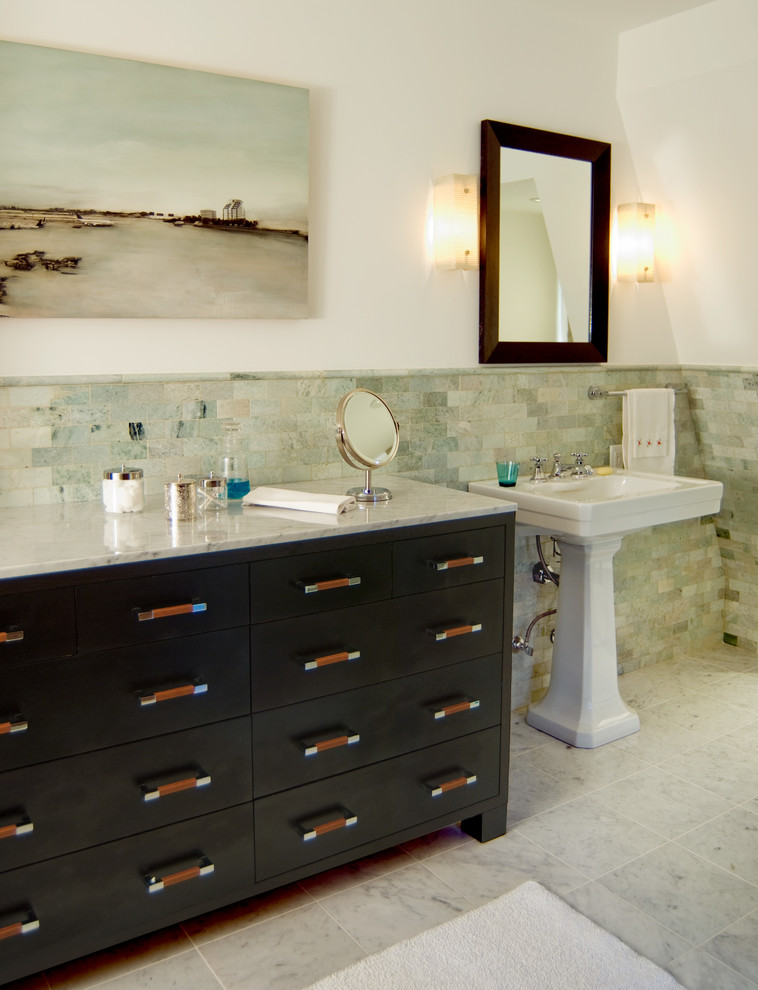 Стильный дизайн: ванная комната в викторианском стиле с раковиной с пьедесталом, плоскими фасадами, темными деревянными фасадами, зеленой плиткой и белыми стенами - последний тренд