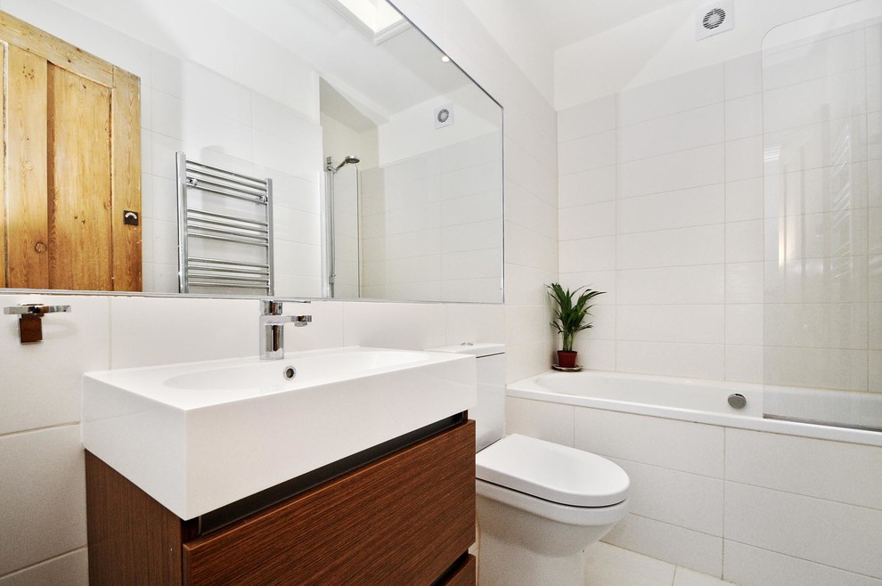 Пример оригинального дизайна: маленькая детская ванная комната в морском стиле с накладной ванной, душем над ванной, унитазом-моноблоком, бежевой плиткой, керамогранитной плиткой, белыми стенами и накладной раковиной для на участке и в саду