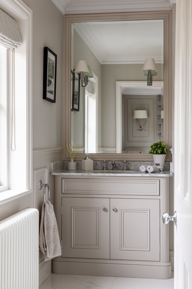 Inspiration för mellanstora klassiska vitt en-suite badrum, med grå skåp, en toalettstol med separat cisternkåpa, grå väggar, klinkergolv i porslin, ett integrerad handfat, marmorbänkskiva, vitt golv och luckor med infälld panel
