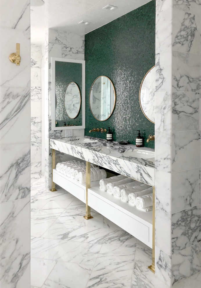 Пример оригинального дизайна: огромная главная ванная комната в стиле неоклассика (современная классика) с открытыми фасадами, белыми фасадами, отдельно стоящей ванной, двойным душем, унитазом-моноблоком, белой плиткой, мраморной плиткой, белыми стенами, мраморным полом, врезной раковиной, мраморной столешницей, белым полом и душем с распашными дверями