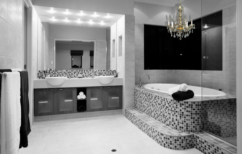 Ispirazione per una grande stanza da bagno padronale tradizionale con vasca da incasso