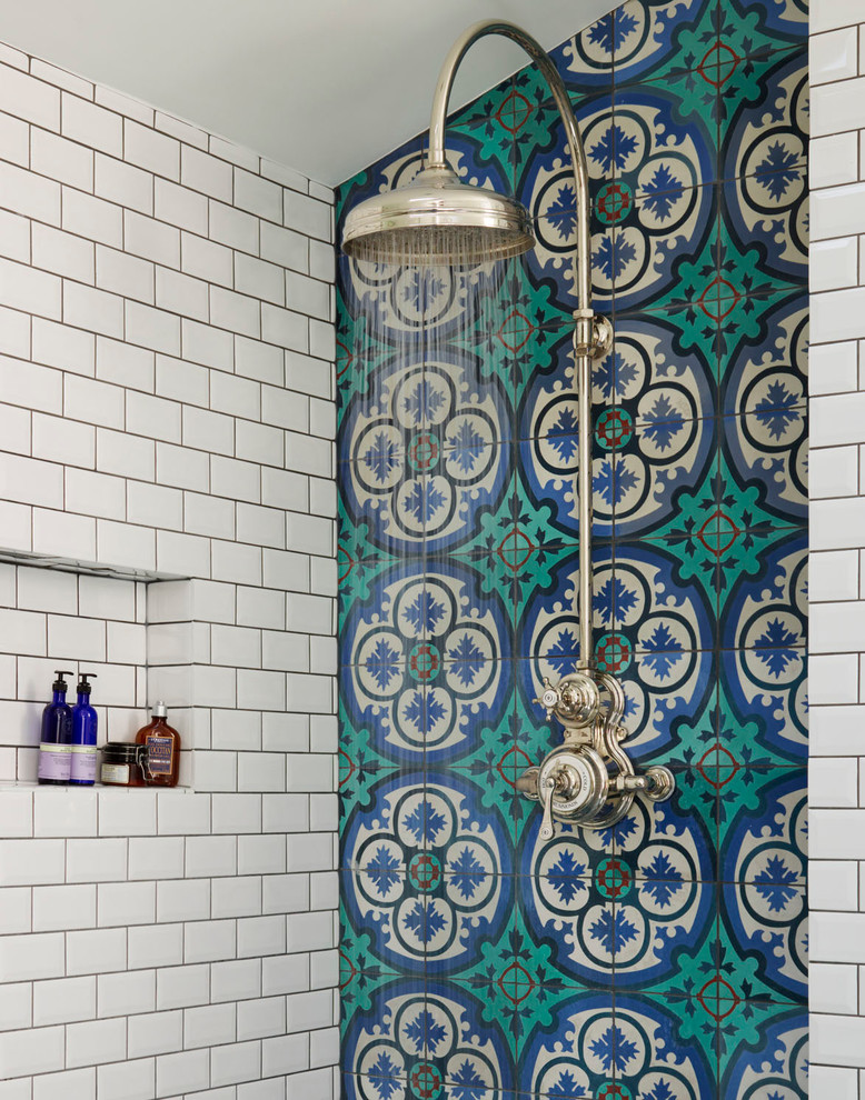 Ispirazione per una stanza da bagno padronale vittoriana con doccia aperta e piastrelle multicolore