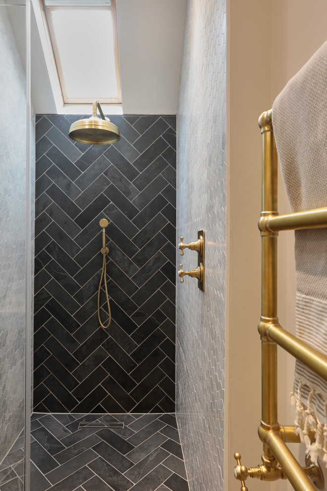 ハートフォードシャーにあるトランジショナルスタイルのおしゃれな浴室 (洗い場付きシャワー、グレーの壁、黒い床) の写真