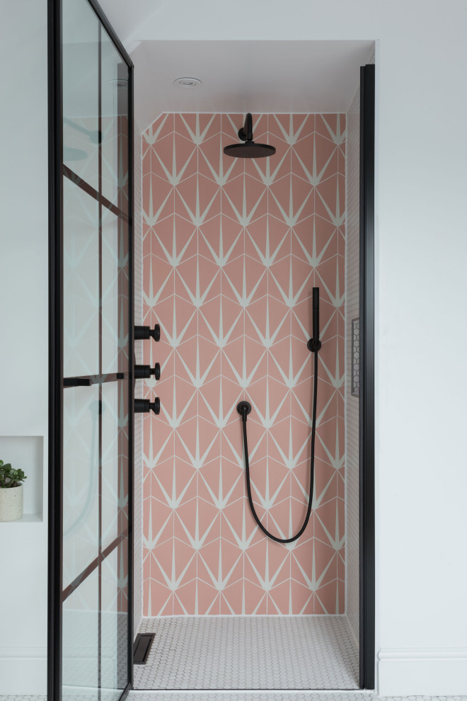 Idée de décoration pour une grande salle de bain minimaliste pour enfant avec un carrelage rose, une cabine de douche à porte battante et meuble double vasque.