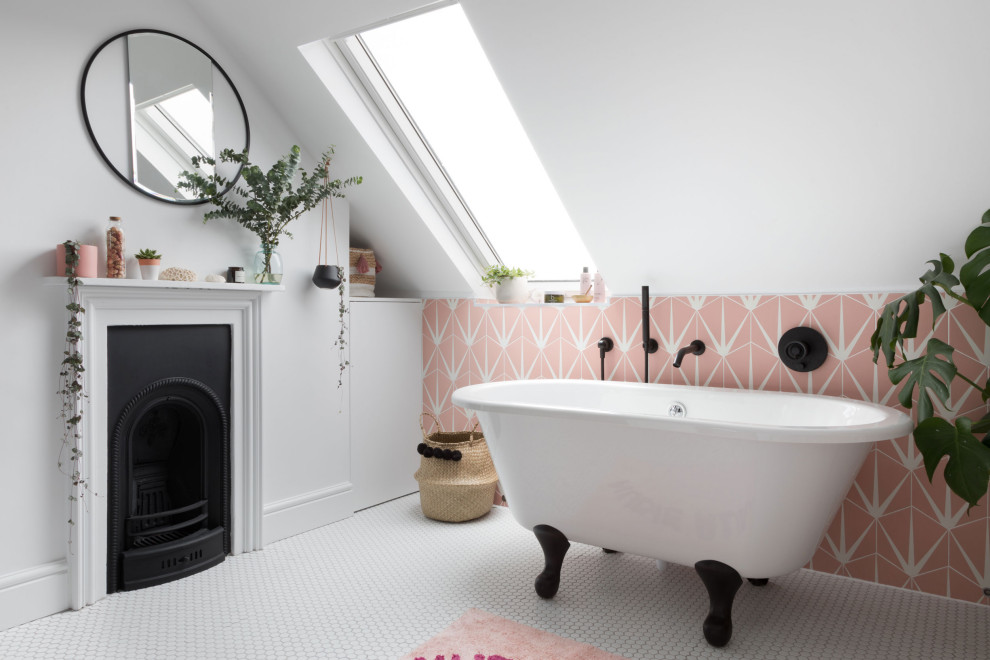 Idee per una grande stanza da bagno per bambini moderna con piastrelle rosa, porta doccia a battente e due lavabi