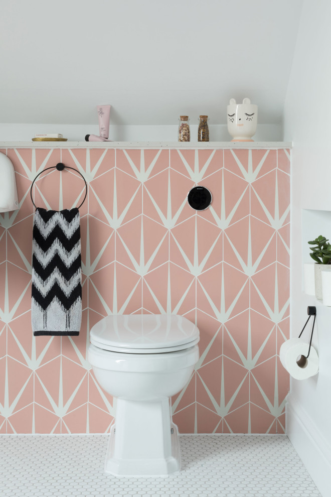 Imagen de cuarto de baño infantil y doble minimalista grande con baldosas y/o azulejos rosa y ducha con puerta con bisagras