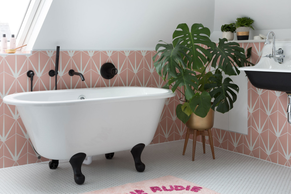 Imagen de cuarto de baño infantil y doble moderno grande con baldosas y/o azulejos rosa y ducha con puerta con bisagras