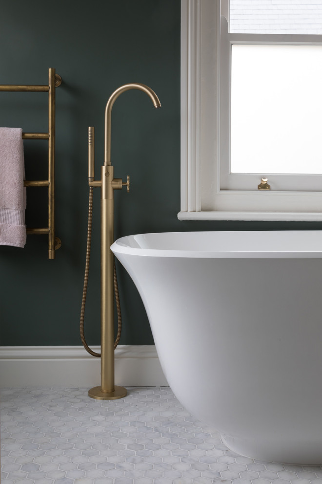 Bild på ett mellanstort eklektiskt vit vitt en-suite badrum, med ett fristående badkar, en öppen dusch, en vägghängd toalettstol, gröna väggar, marmorgolv, bänkskiva i akrylsten och med dusch som är öppen