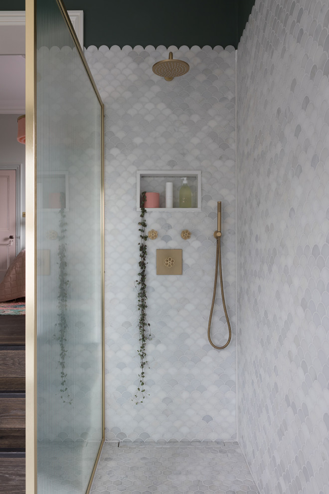 Inspiration för ett mellanstort eklektiskt vit vitt en-suite badrum, med ett fristående badkar, en öppen dusch, en vägghängd toalettstol, gröna väggar, marmorgolv, bänkskiva i akrylsten och med dusch som är öppen