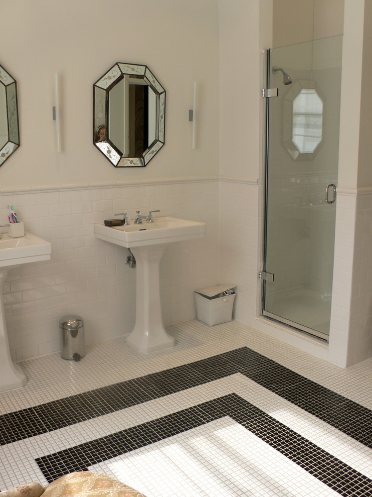 Klassisches Badezimmer mit Sockelwaschbecken, Duschnische, Toilette mit Aufsatzspülkasten, weißen Fliesen, Keramikfliesen, grauer Wandfarbe und Keramikboden in London