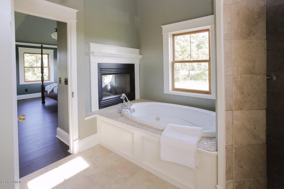 Exempel på ett mellanstort klassiskt en-suite badrum, med ett nedsänkt handfat, släta luckor, skåp i mellenmörkt trä, träbänkskiva, ett platsbyggt badkar, en öppen dusch, en toalettstol med hel cisternkåpa, beige kakel, cementkakel, gröna väggar och mörkt trägolv