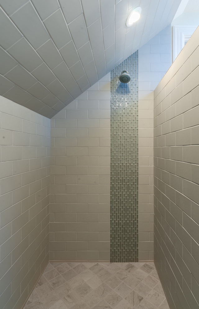 Idée de décoration pour une douche en alcôve victorienne de taille moyenne pour enfant avec un carrelage vert, un carrelage métro, un mur vert, un lavabo de ferme, aucune cabine, un sol en carrelage de céramique et un sol gris.