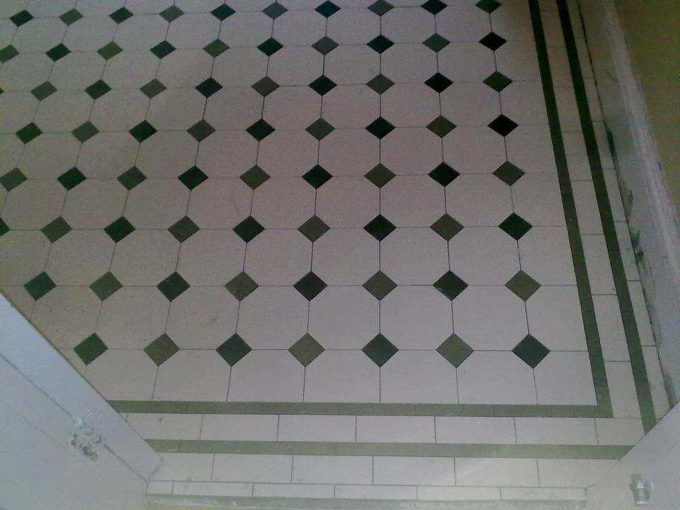 Cette image montre une salle de bain victorienne avec un carrelage vert, des carreaux de porcelaine, un mur blanc et un sol en carrelage de porcelaine.