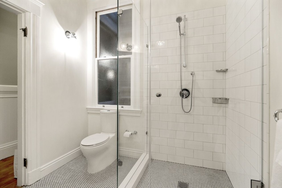Exemple d'une salle de bain principale chic de taille moyenne avec une douche d'angle, WC à poser, un mur blanc, un sol en carrelage de terre cuite, un carrelage blanc, un carrelage métro, un lavabo encastré, un plan de toilette en marbre, un sol noir et une cabine de douche à porte battante.